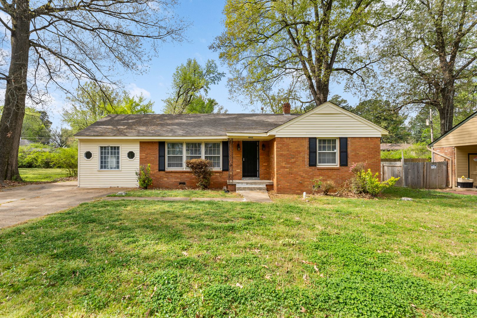 Memphis House: 4905 Lochinvar Rd.
