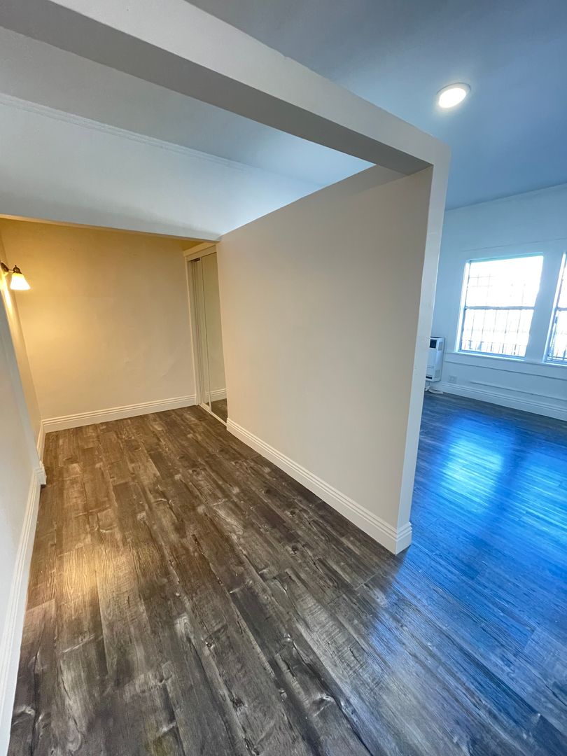 Los Angeles Apartment: 2820 West 8th Street