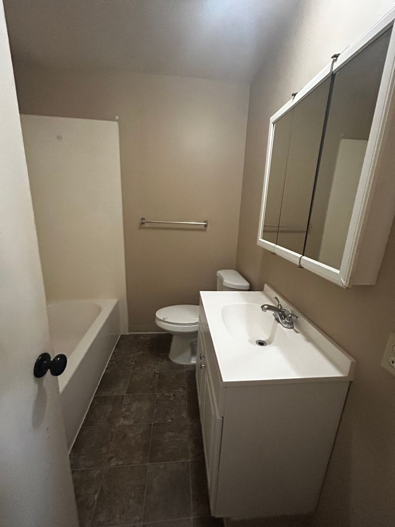 Oakdale Apartment: 333 Poplar St