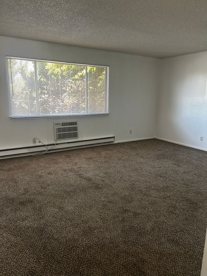 Oakdale Apartment: 333 Poplar St