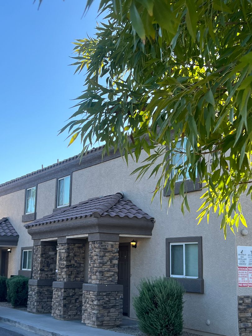 Phoenix Townhome: 2439 W. Coolidge