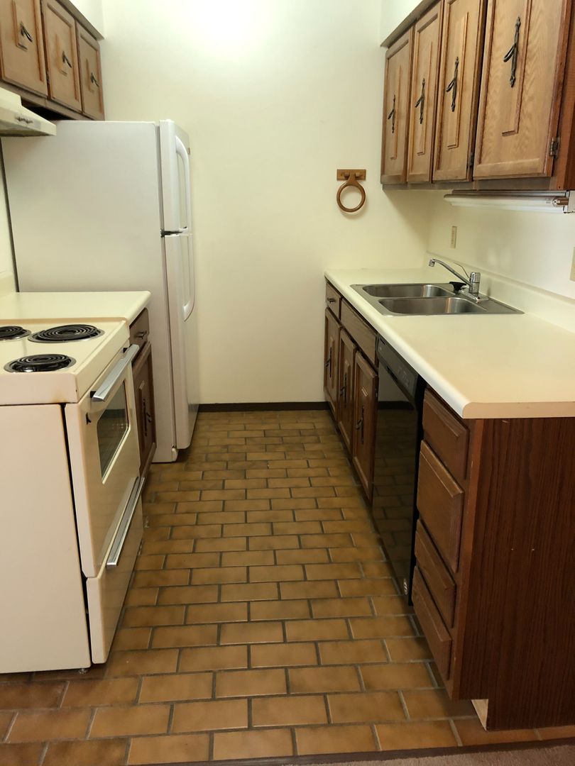 Lincoln Apartment: 5137 Walker Ave