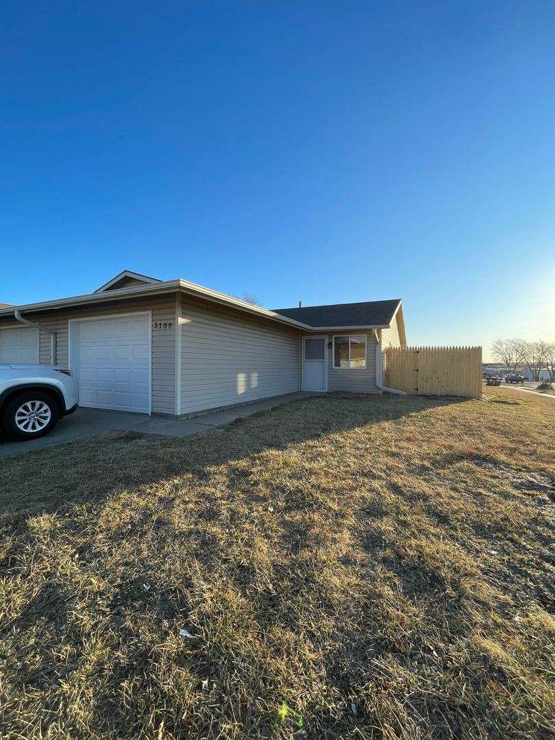 Lincoln Apartment: 3700 Paxton Dr.