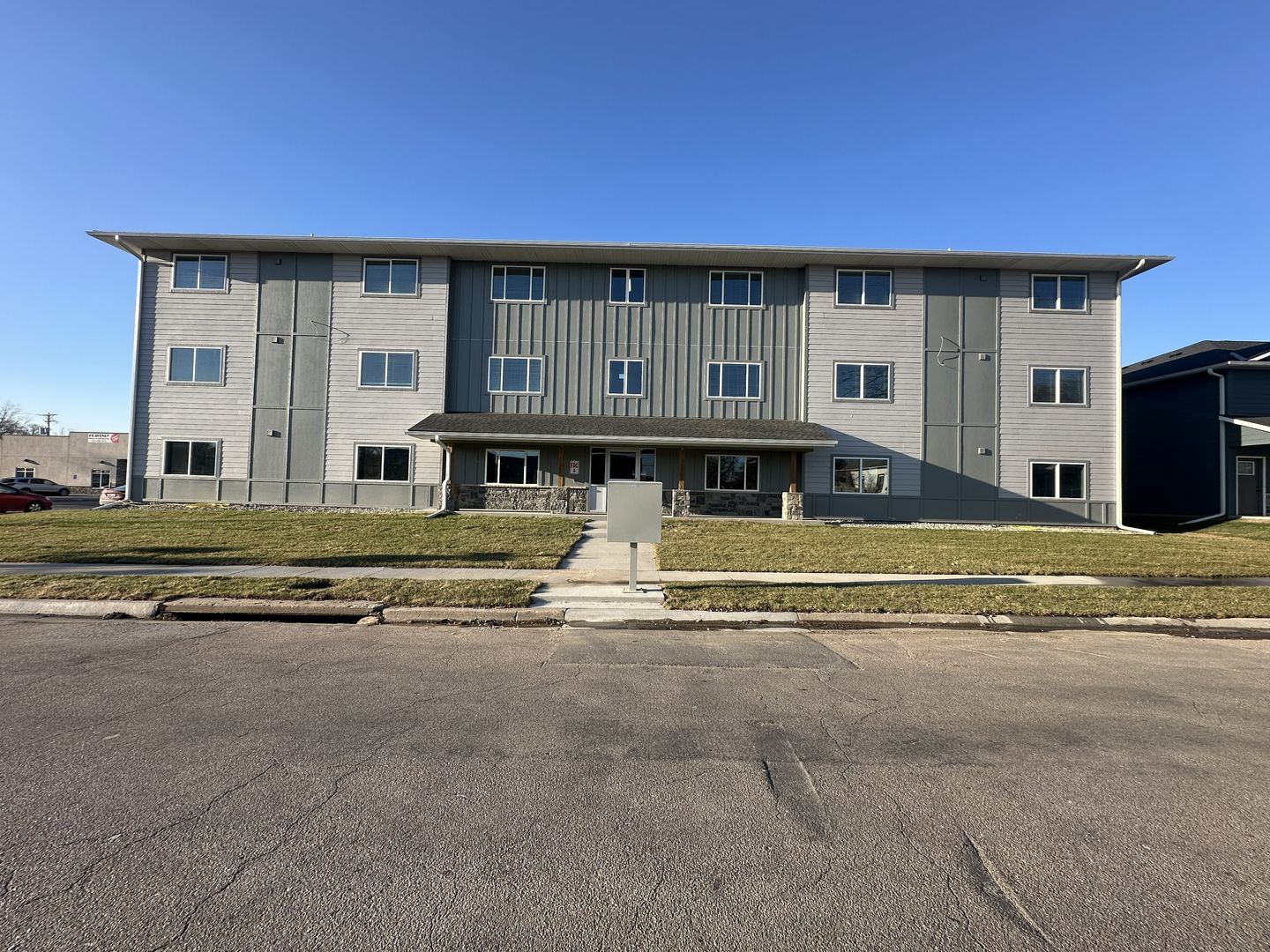 Lincoln Apartment: 2710 Starr St