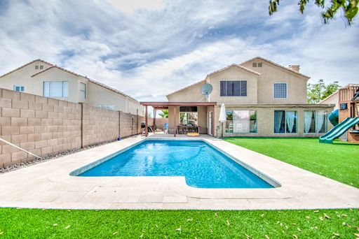 Vacation Property! 4 Bedrooms, sparkling pool! – photo 1