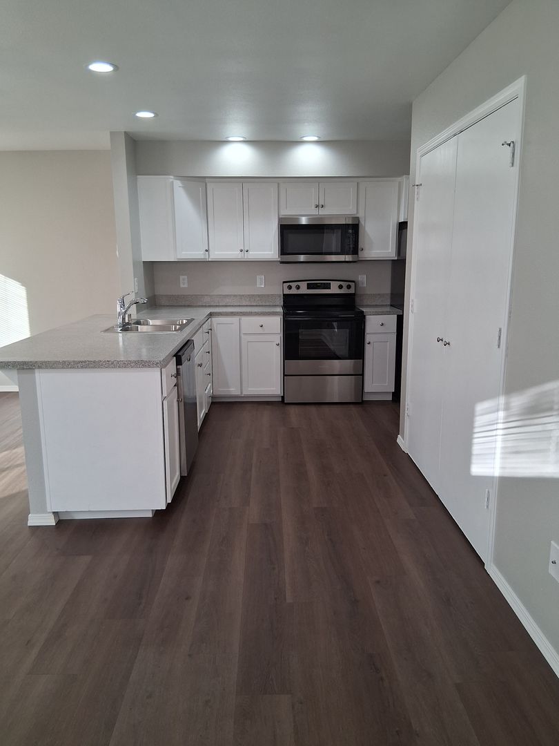 Tacoma Apartment: 4527 - 4545 - 4547 S. Junett St.