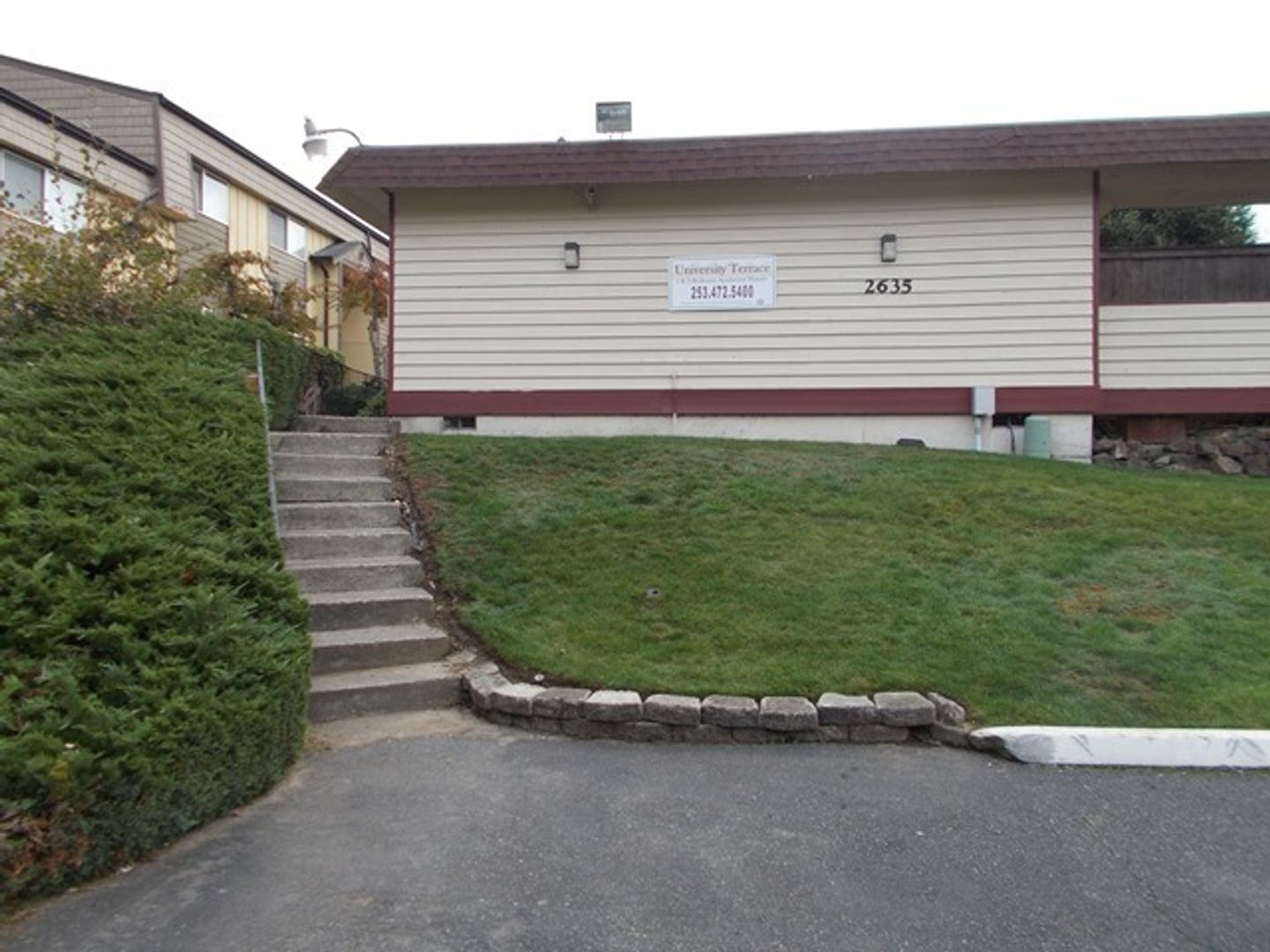 University Place Apartment: 2635-2637 Cascade Place W