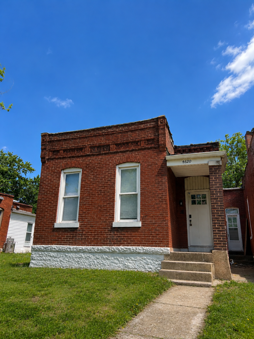 Saint Louis House: 4620 Michigan Ave