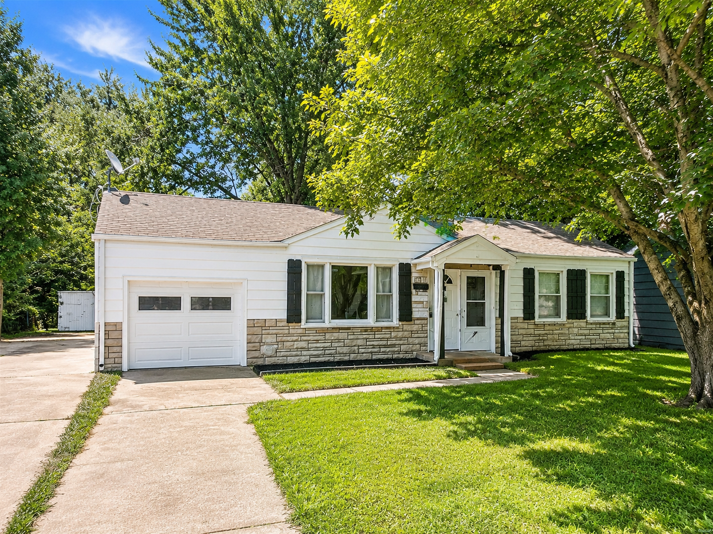 Saint Louis House: 9802 Dennis Dr