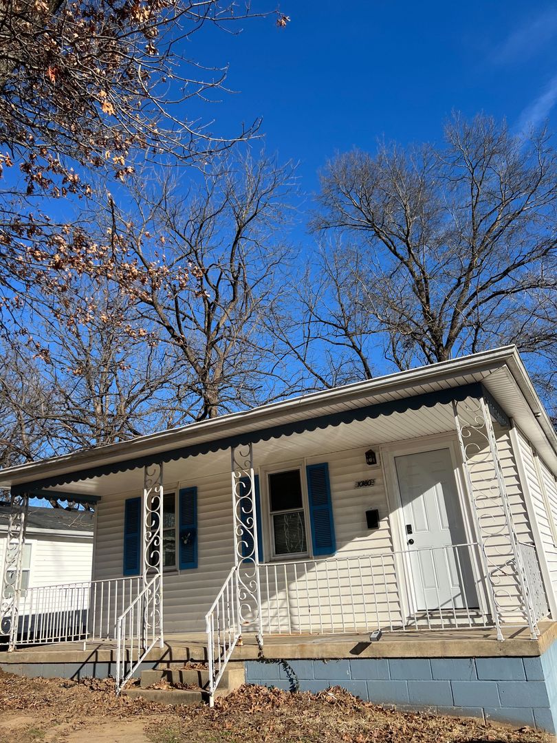 Saint Louis House: 10180 Count Dr