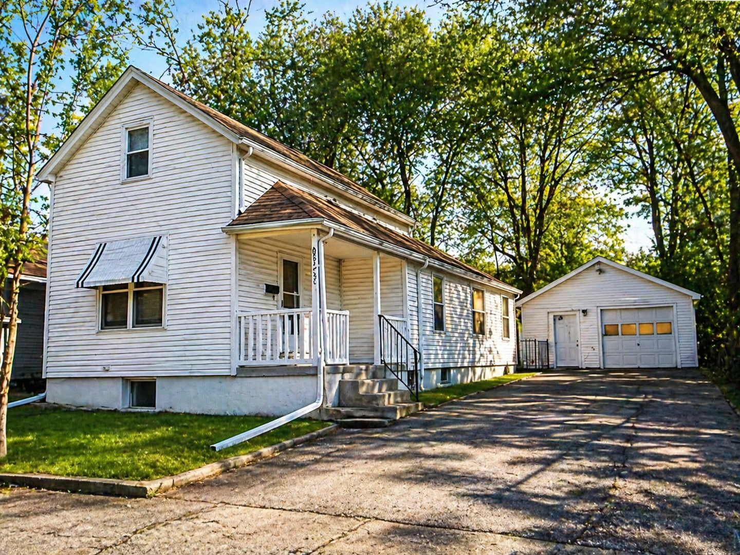 Saint Louis House: 349 Lagro Ave