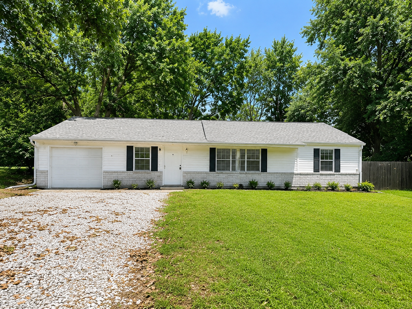 Saint Louis House: 1915 Green Valley Dr