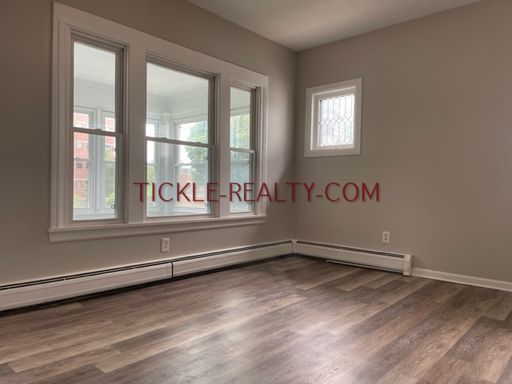 3 Bed, 2 Bath Apt - Enclosed Porch, In Unit Laundry, Dishwasher – photo 1