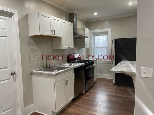 3rd Floor 1 Bedroom - Heat, Hot Water & Electric included - On Site Laundry – photo 1
