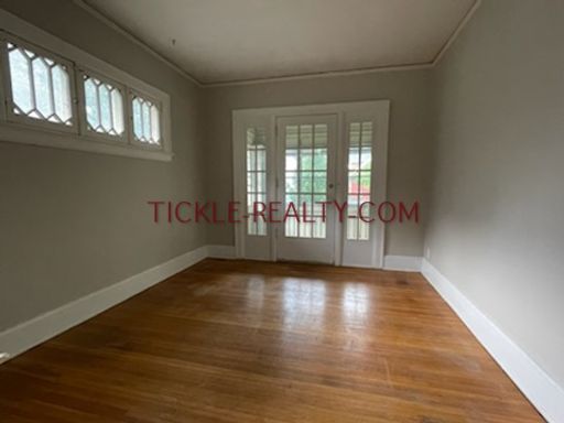 2 Bedroom - Enclosed Porch - On Site Laundry - Hardwood Floors – photo 1