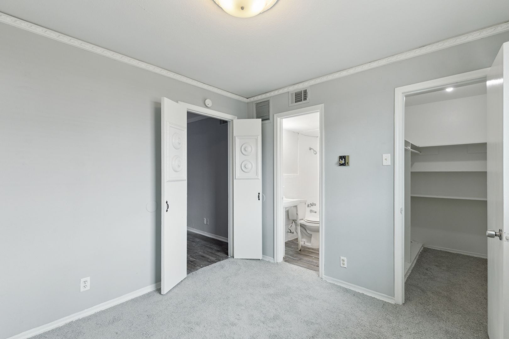 Dallas Apartment: 409 E 9th Street