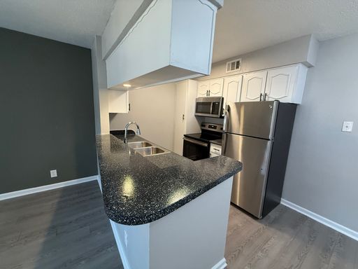 LOOK & LEASE! $1,150 Sign a 15 Month Lease and Receive 4 weeks FREE! – photo 1