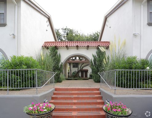 4 Weeks Free on a 15 Month Lease – photo 1