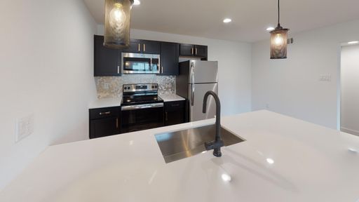 Move in ready upstairs 1B1B! – photo 1