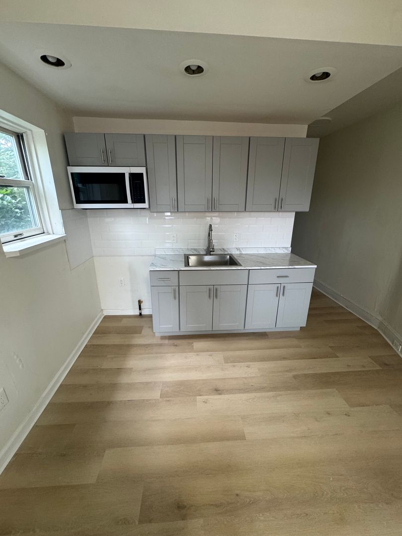 Darby Apartment: 328 Marks Ave