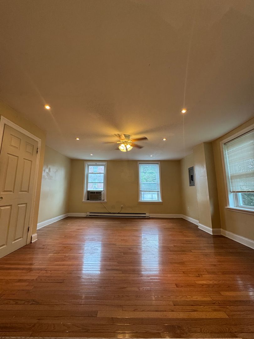 Darby Apartment: 4 Creek Ave,