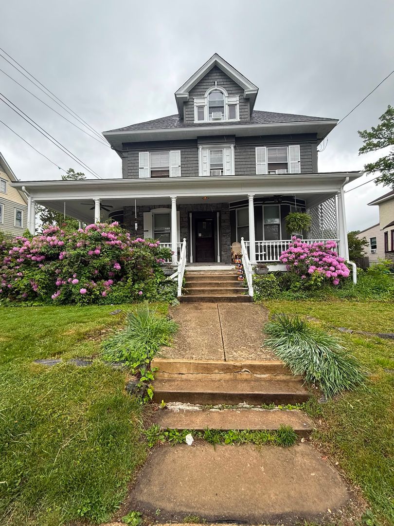 Norwood Apartment: 236 W Ridley Ave