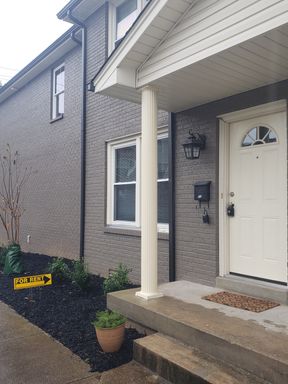 END UNIT!! 2 Bed/1.5 Bath Townhouse! Water/Garbage Included! Walk to APSU! – photo 1