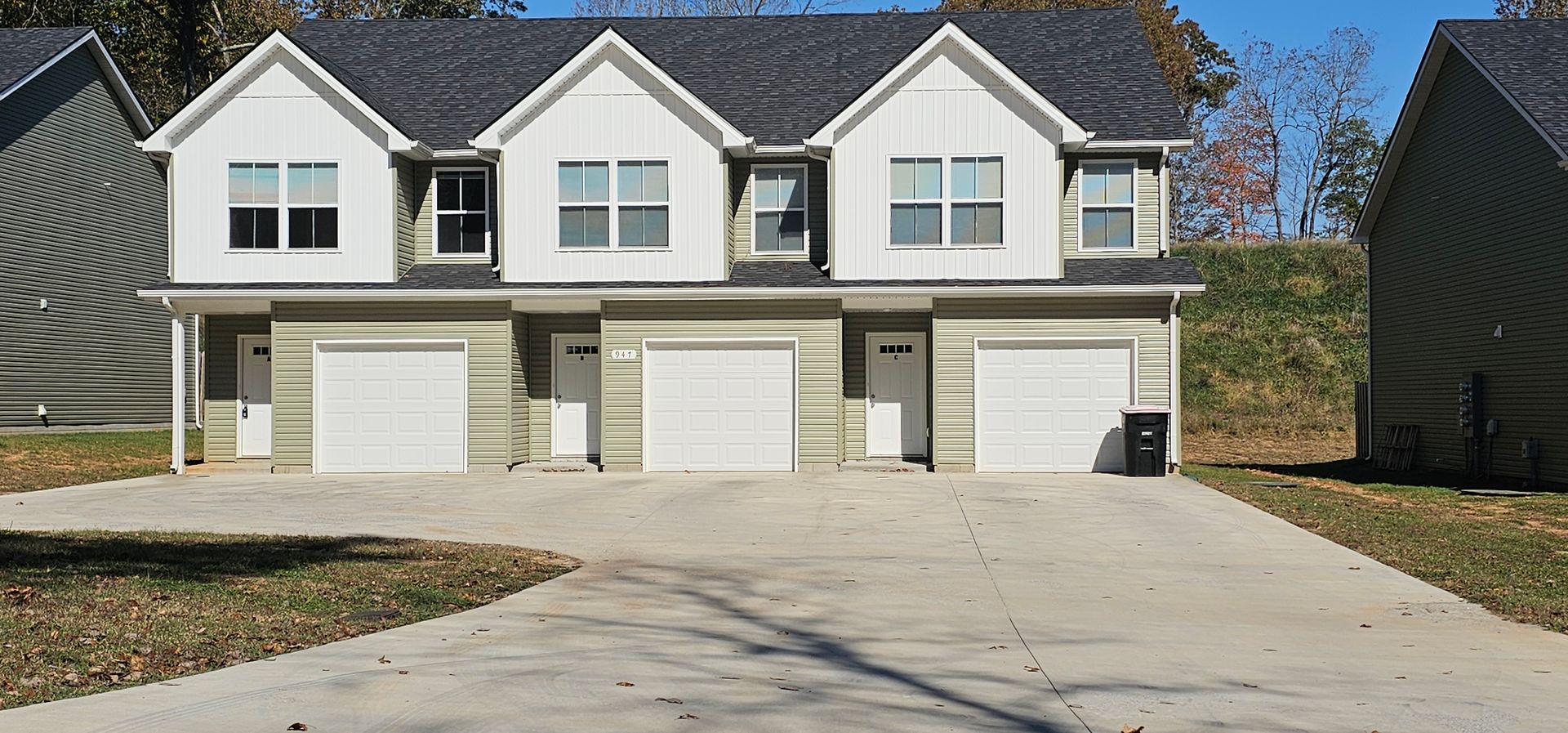 Clarksville Townhome: 947 Center Rd