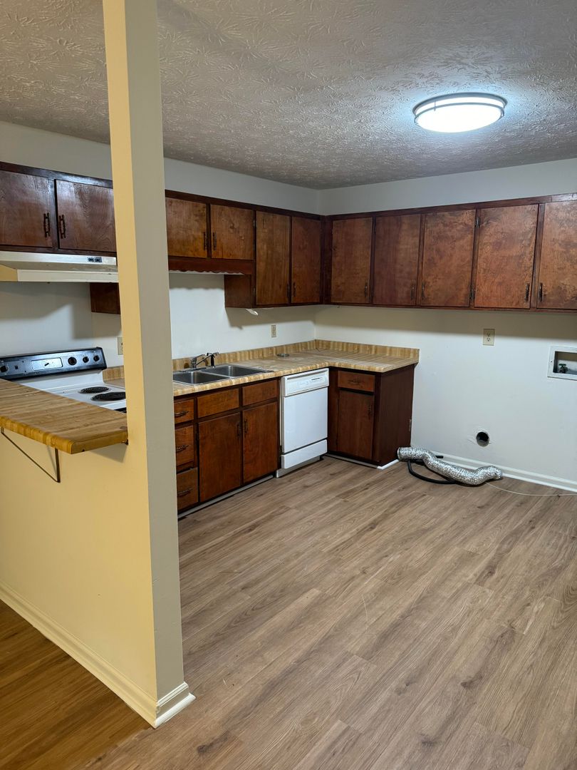 Athens Apartment: 115 - 117 Bayberry Court