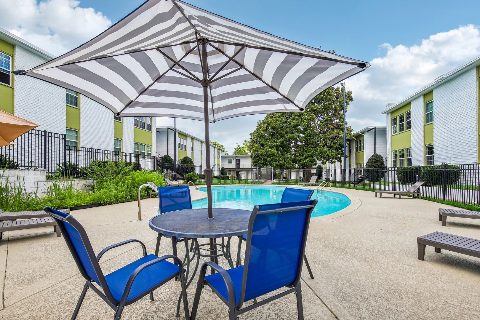 Pool at Chateau Apts (5 of 8)