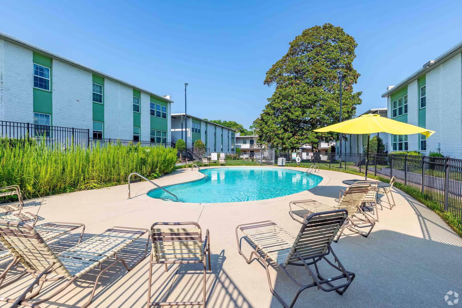 Pool at Chateau Apts (8 of 8)
