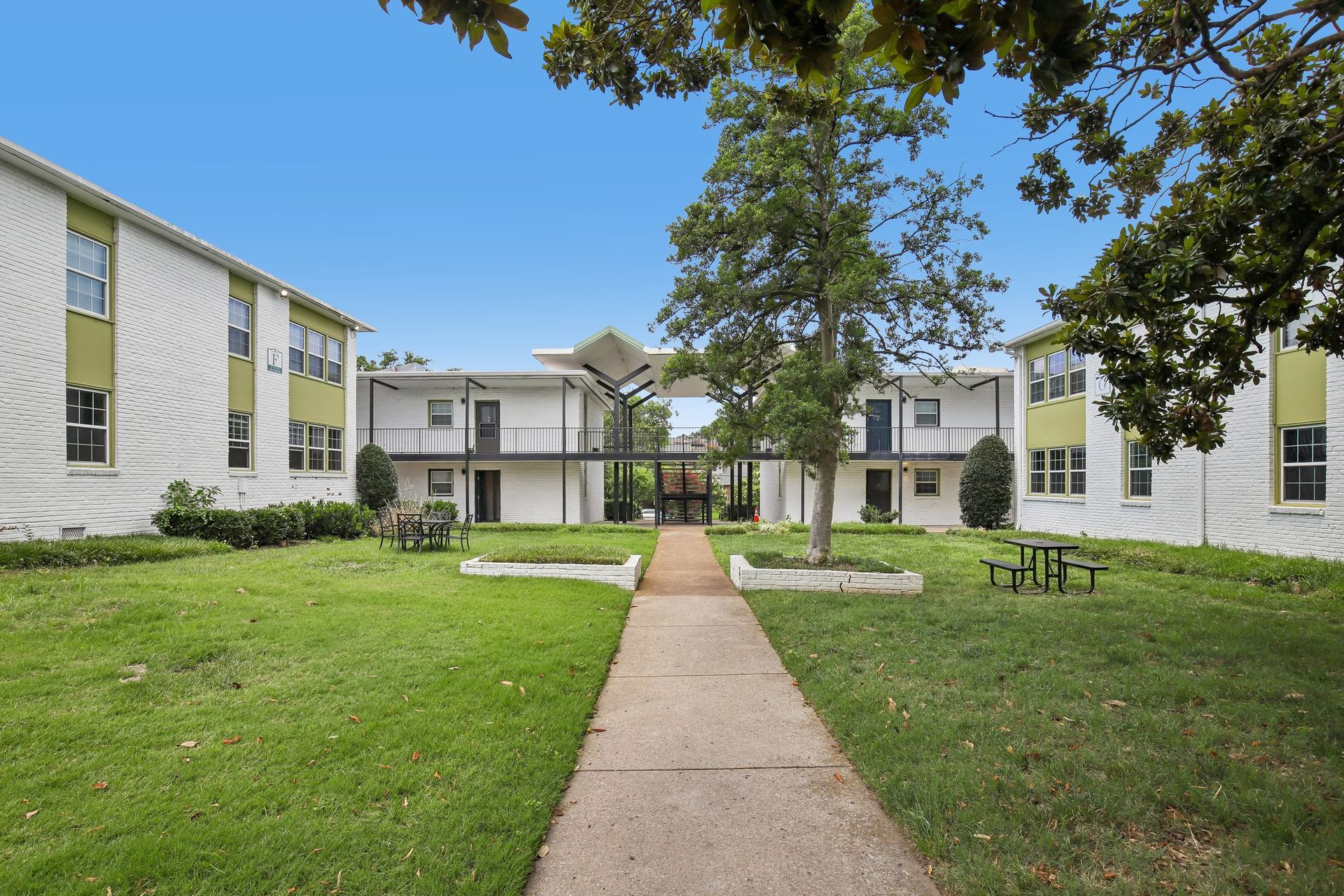 Chateau Apts 11 of 12