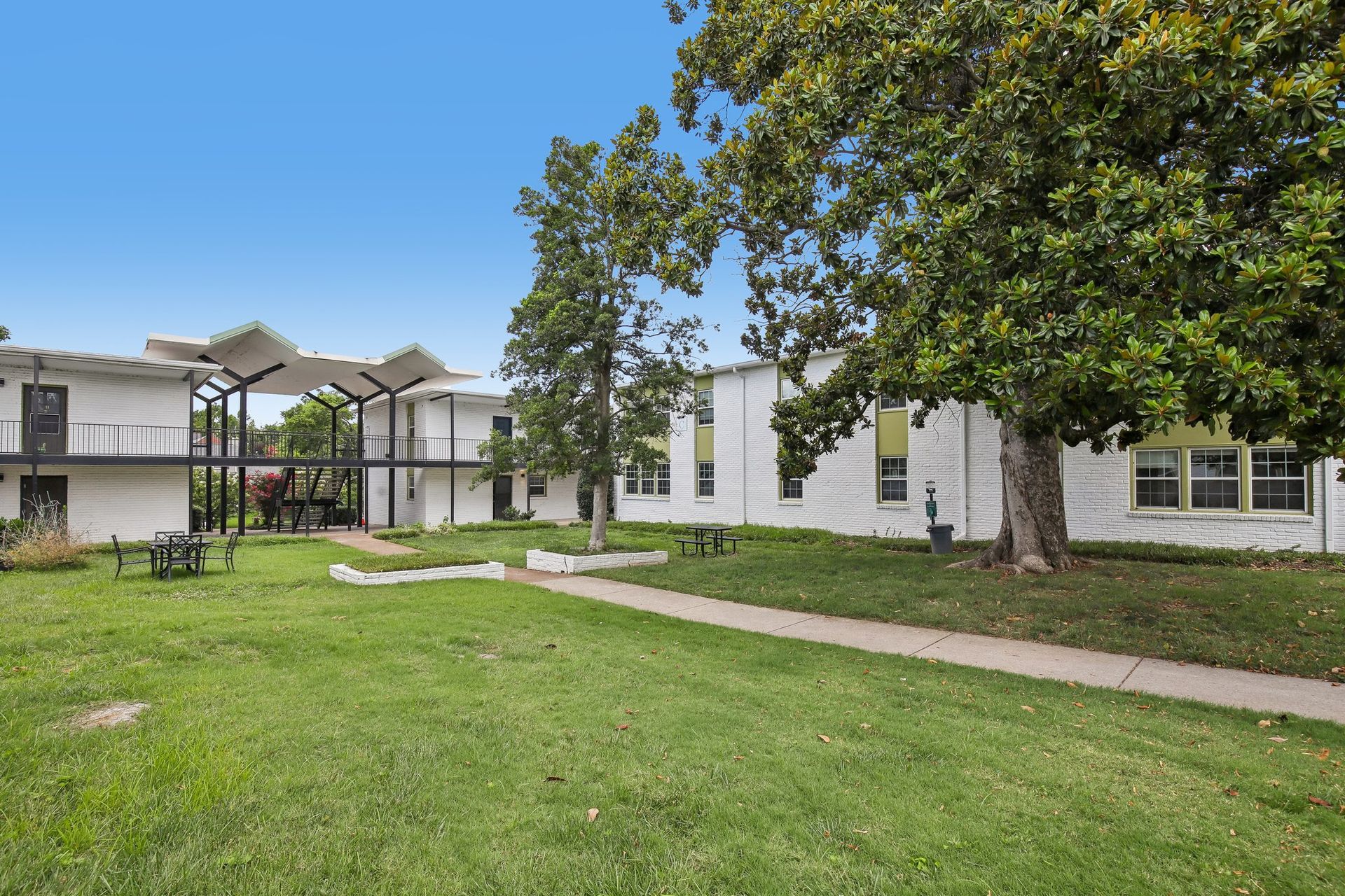 Chateau Apts 12 of 12