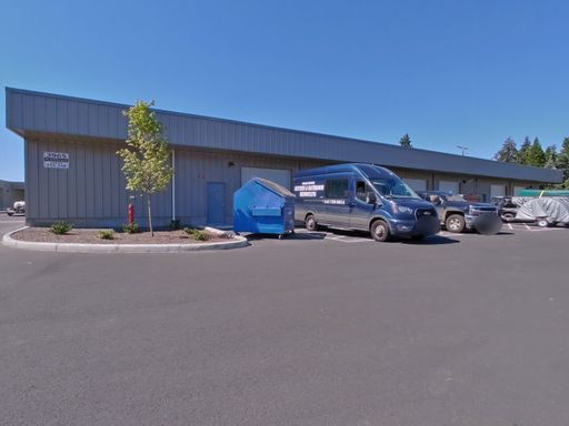 684 Sqft Warehouse on Kathryn & 40th in Springfield with 2 garage door entrances!