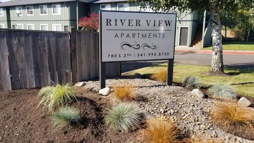2-bedroom 1-bath ground-floor unit with personal patio near the Willamette River!