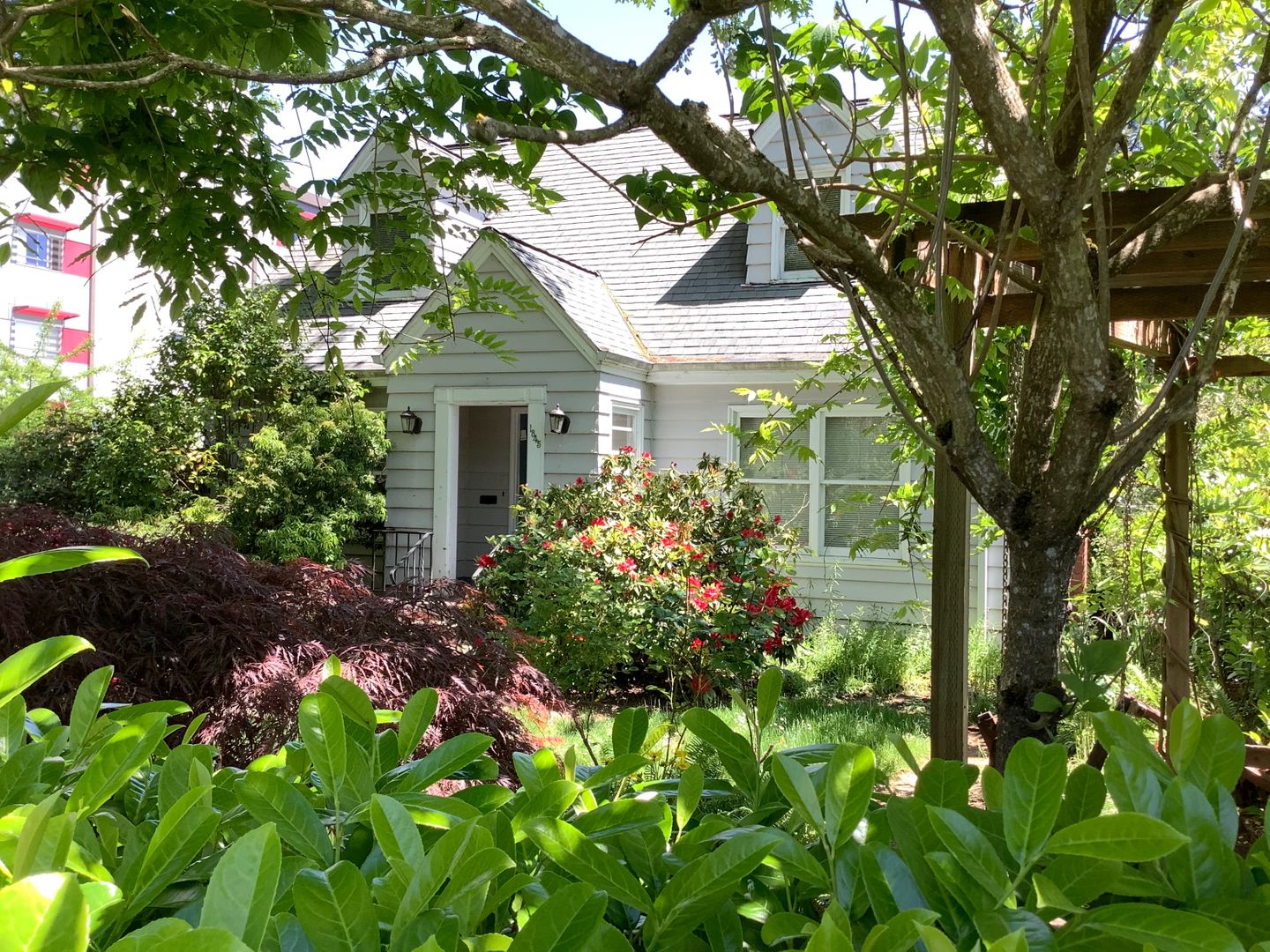 Eugene Apartment: 1840-1848 Onyx Alley & 1845 University St.