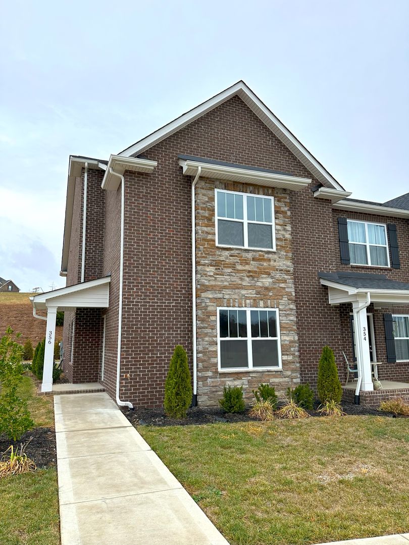 Oak Ridge House: 356 Broadberry Ave