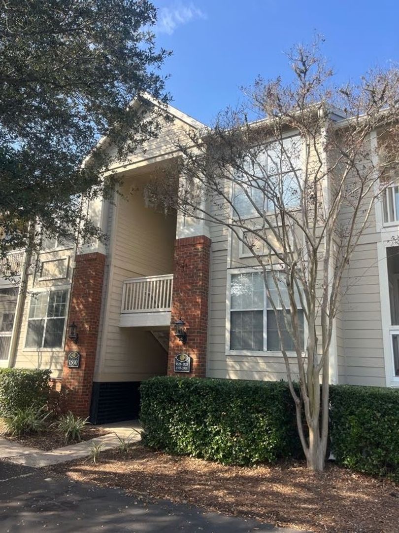 Mt. Pleasant House: 1600 Long Grove Drive Unit 1518