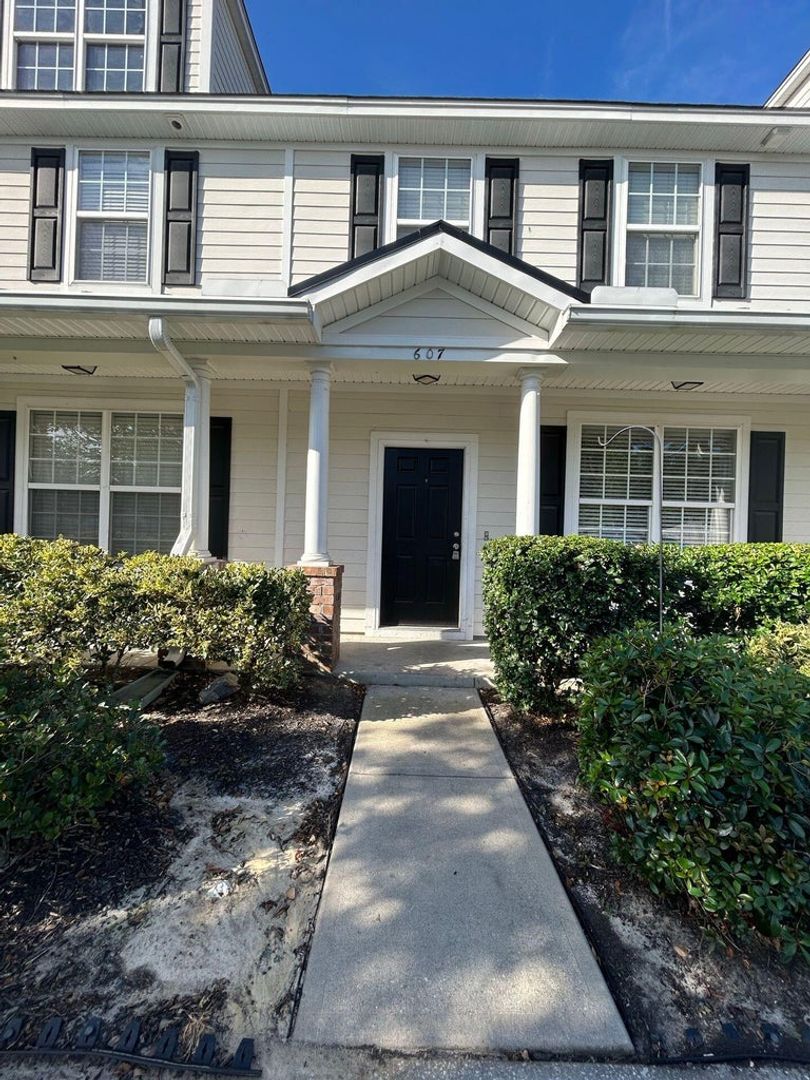 Summerville Townhome: 609 Hemingway Cr.
