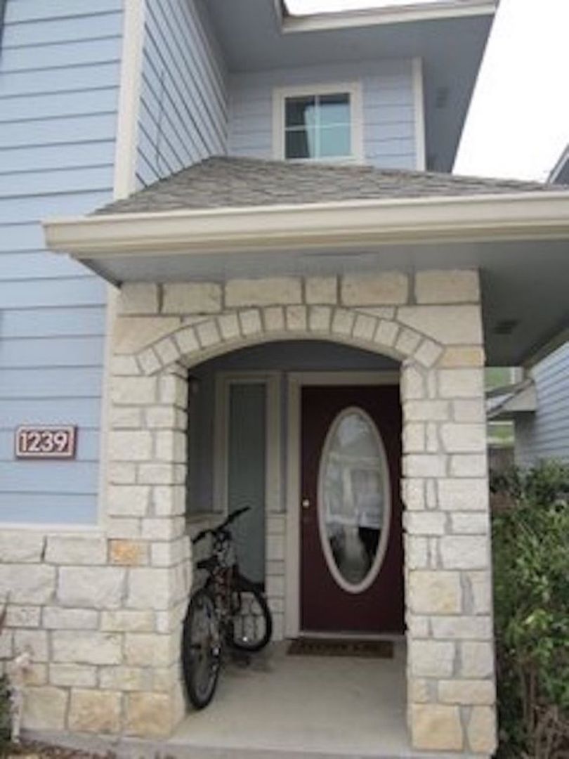College Station Townhome: 1239 Canyon Creek