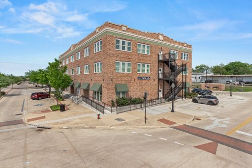August Move In! 1 Bed 1 Bath Corner Unit with Tons of Natural Light – photo 1