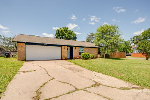 AUGUST PRE-LEASE! Spacious 3 Bedroom 2 Bathroom House on Corner Lot – photo 1