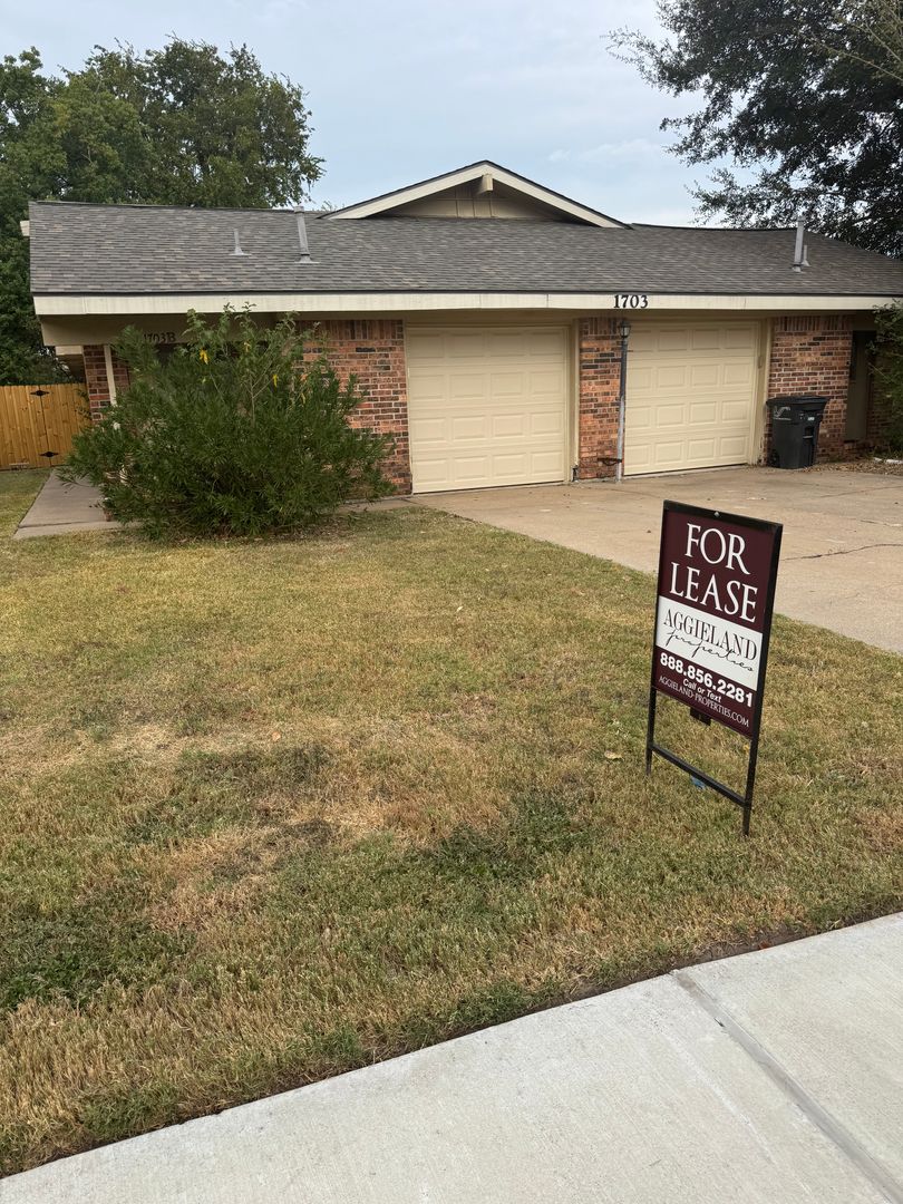 College Station House: 1703B Lawyer St