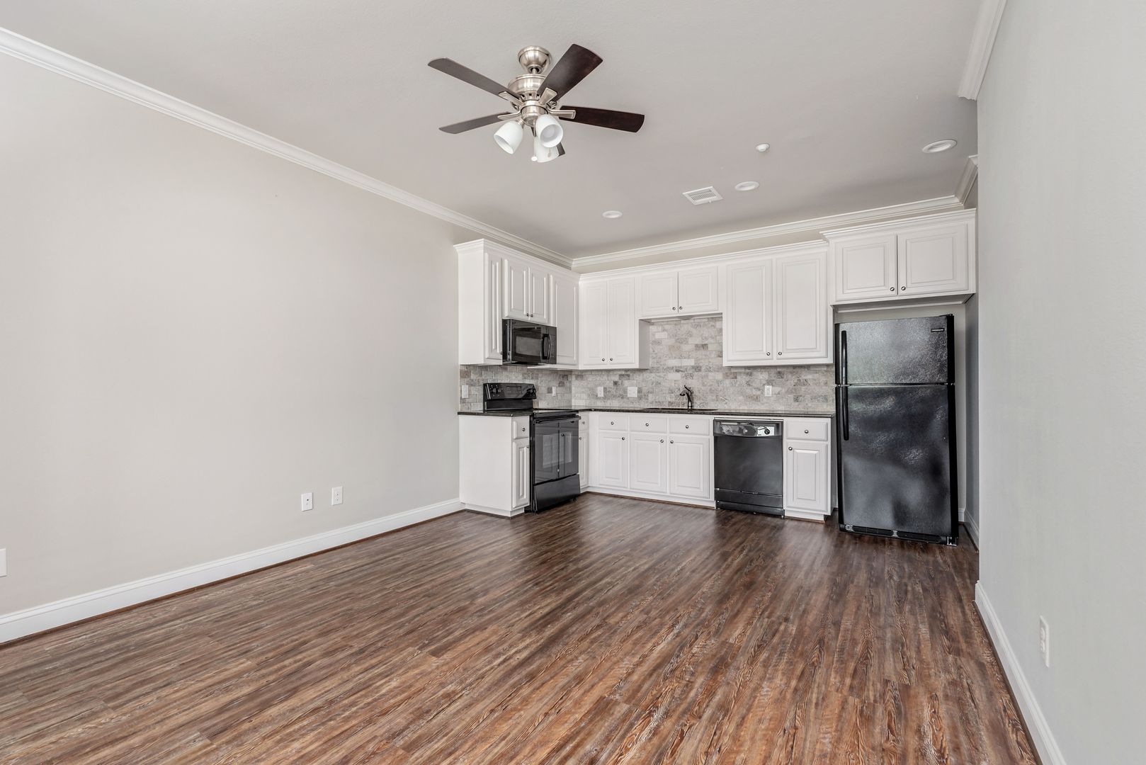 Bryan Apartment: 401 N Main St