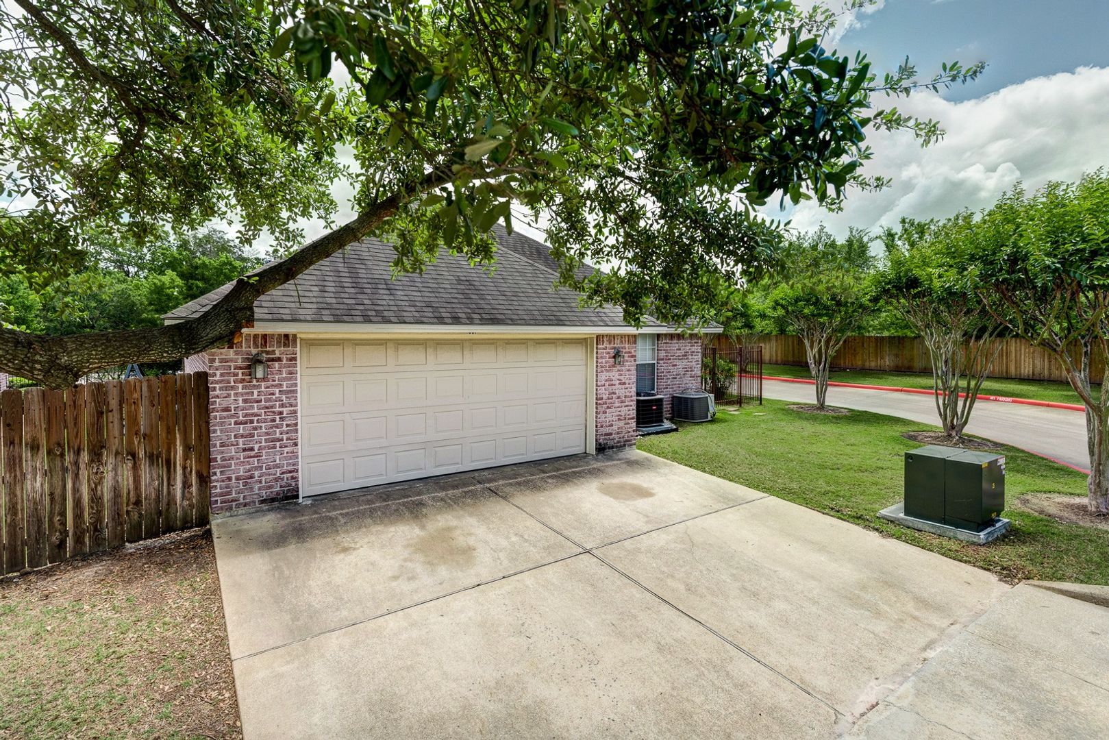 College Station House: 905 Lincoln Ave