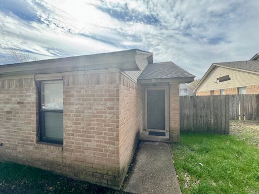 AUGUST PRE-LEASE!!! 3 Bedroom 2 Bathroom Duplex on Bus Route – photo 1