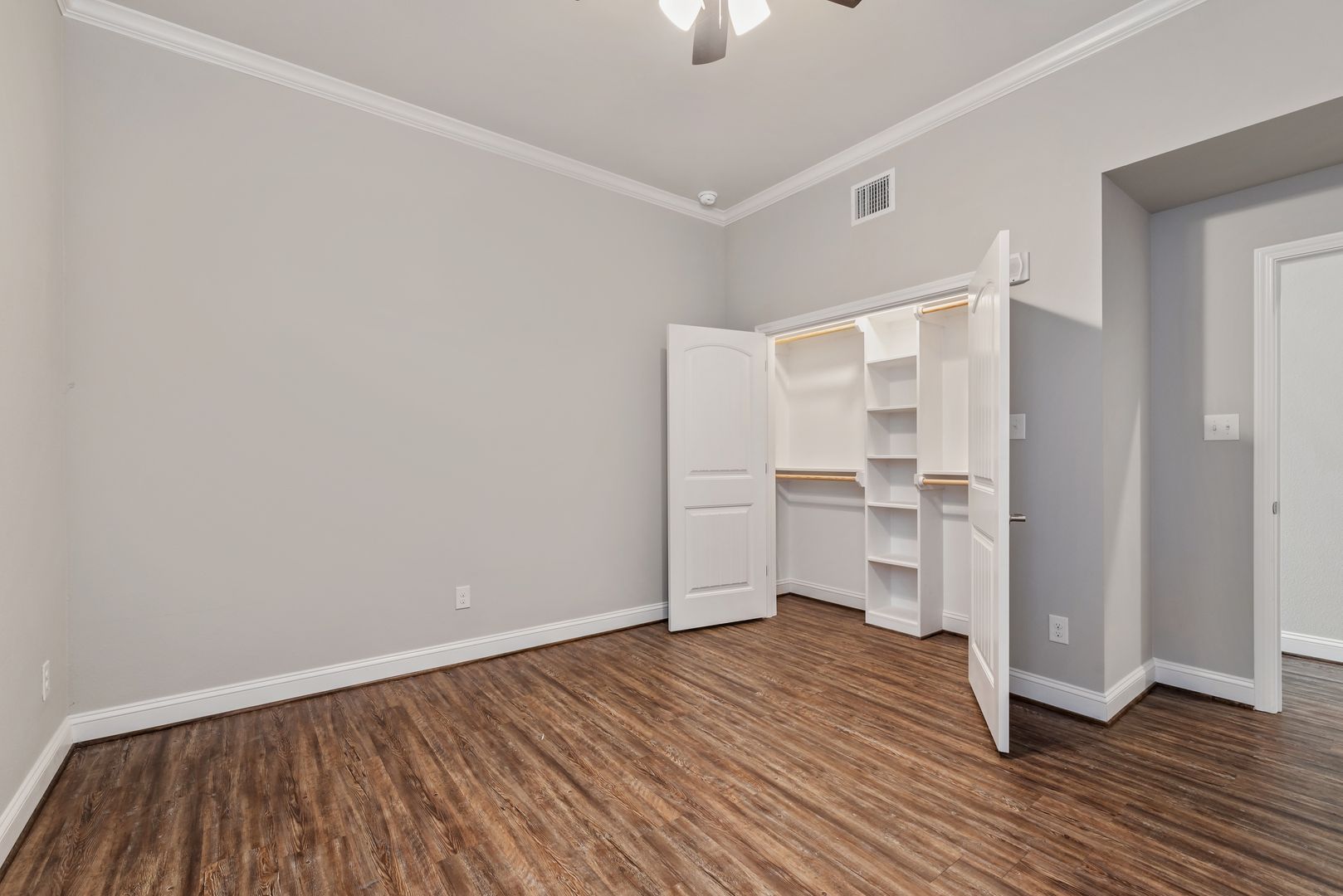 Bryan Apartment: 401 N Main St