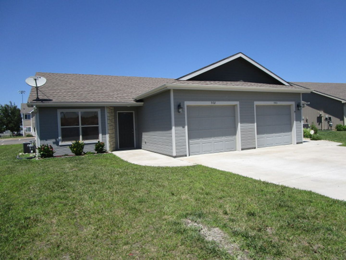 Manhattan Townhome: 502 Northfield RD