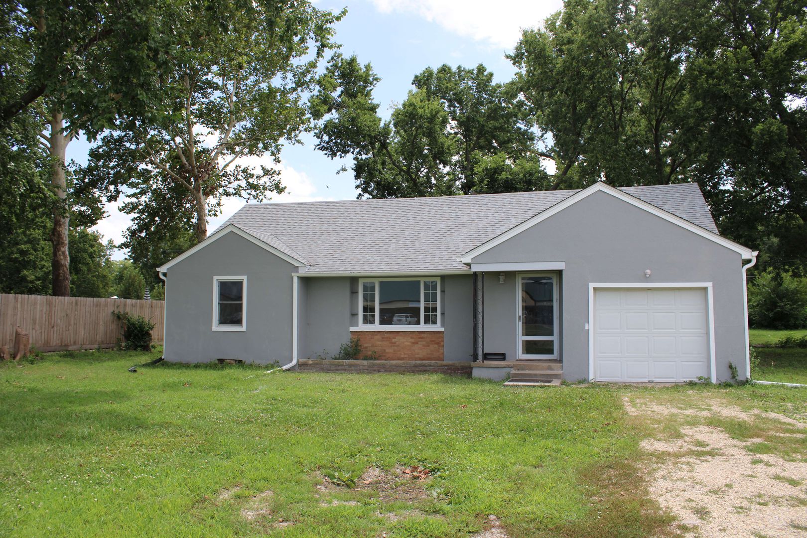 Manhattan House: 8840 HWY 24