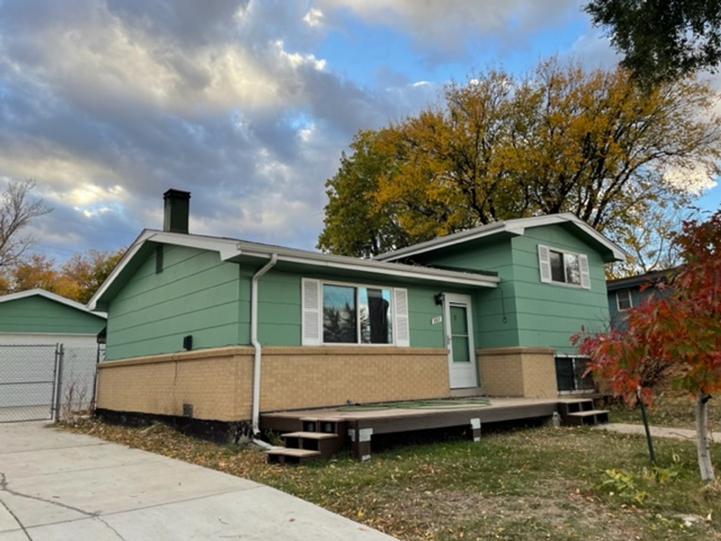 Lakewood House: 387 S Queen Circle